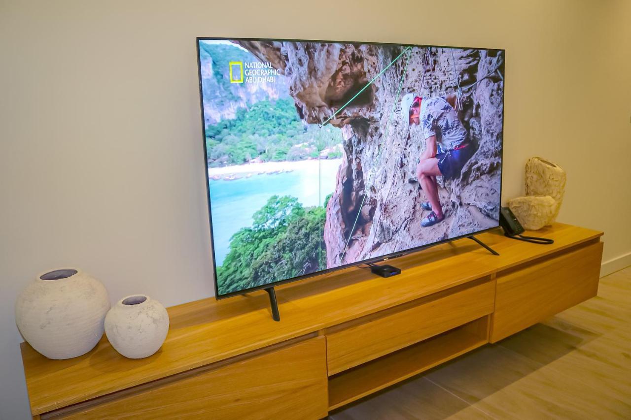 Lagoona Beach Luxury Resort And Spa Manama Exteriör bild A 4K television