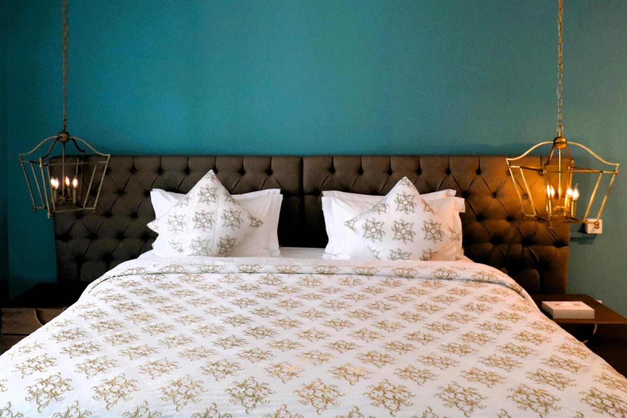 Lagoona Beach Luxury Resort And Spa Manama Exteriör bild A bed with a duvet