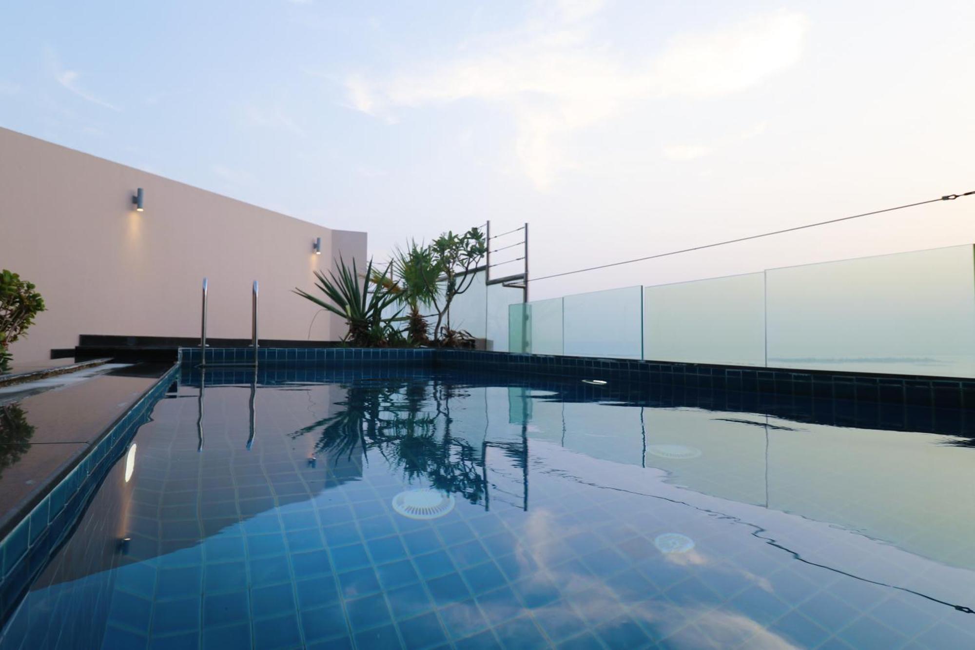 Lagoona Beach Luxury Resort And Spa Manama Exteriör bild Rooftop pool at the hotel
