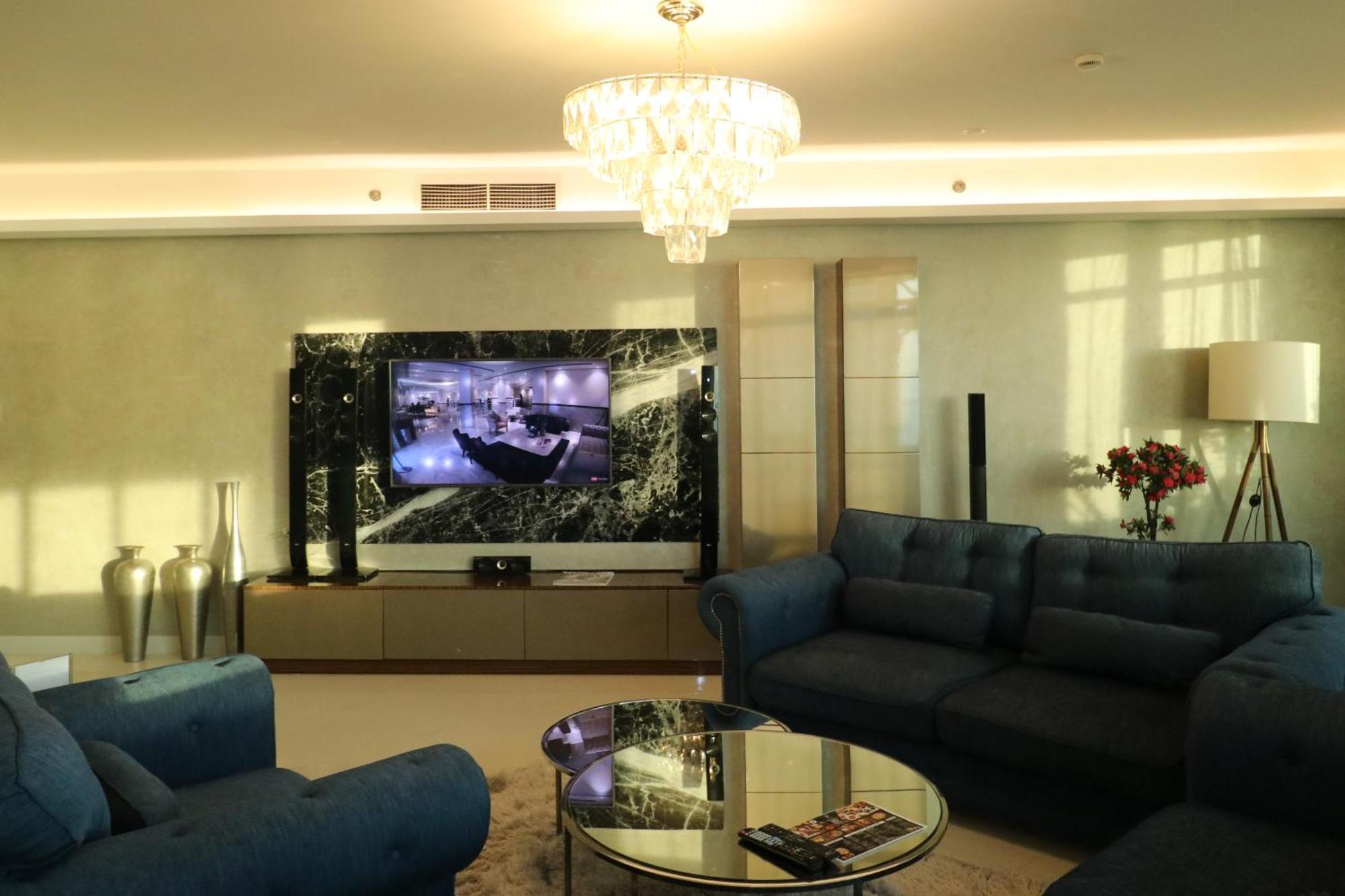 Lagoona Beach Luxury Resort And Spa Manama Exteriör bild A living room with a television